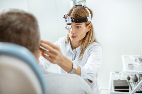 HNO Arzt und Sprachstörungen: Diagnose und Behandlung