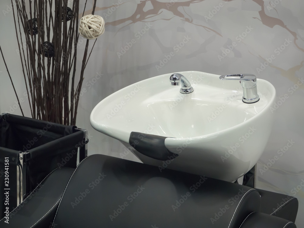 Mit dem richtigen Friseur Haarwaschbecken Wohlfühlmomente schaffen