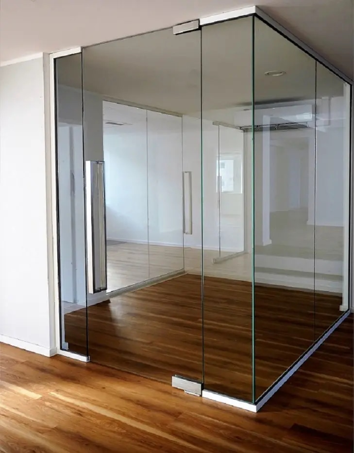 Studio 30: Individuelle Glas-Raumteiler für eine stilvolle und funktionale Raumaufteilung in Ihrem Unternehmen