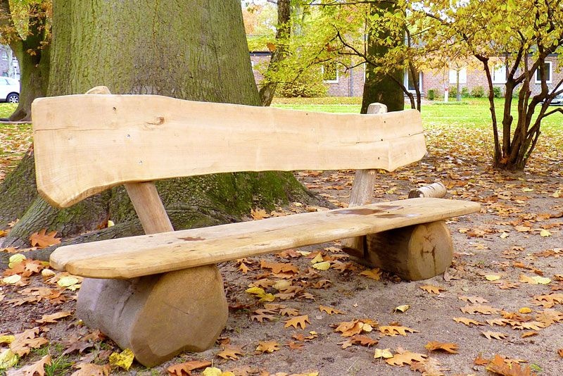 Der rustikale Charme der Holzbank: Eine Studie über traditionelle Sitzmöbel