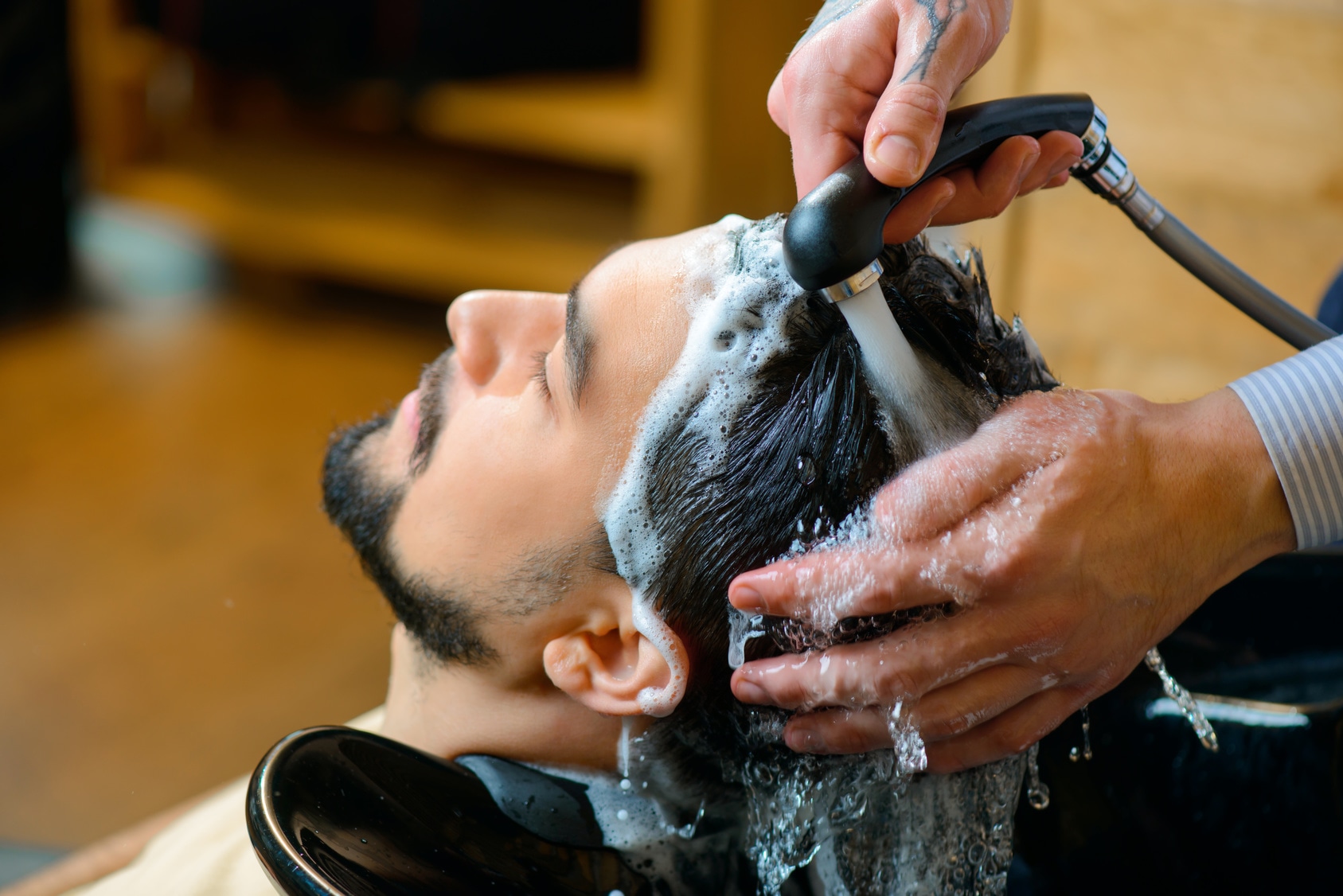 Mit dem richtigen Friseur Haarwaschbecken Wohlfühlmomente schaffen