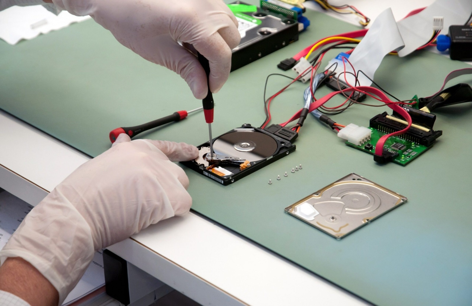 Datenrettung Datenretter für defekte SSDs und Speichermedien