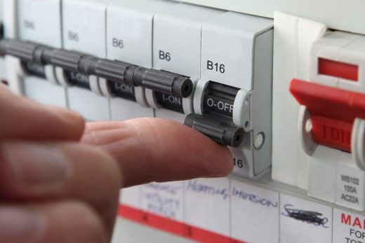 Warum Arbeitgeber und Arbeitnehmer gleichermaßen von der DGUV V3 Prüfung profitieren