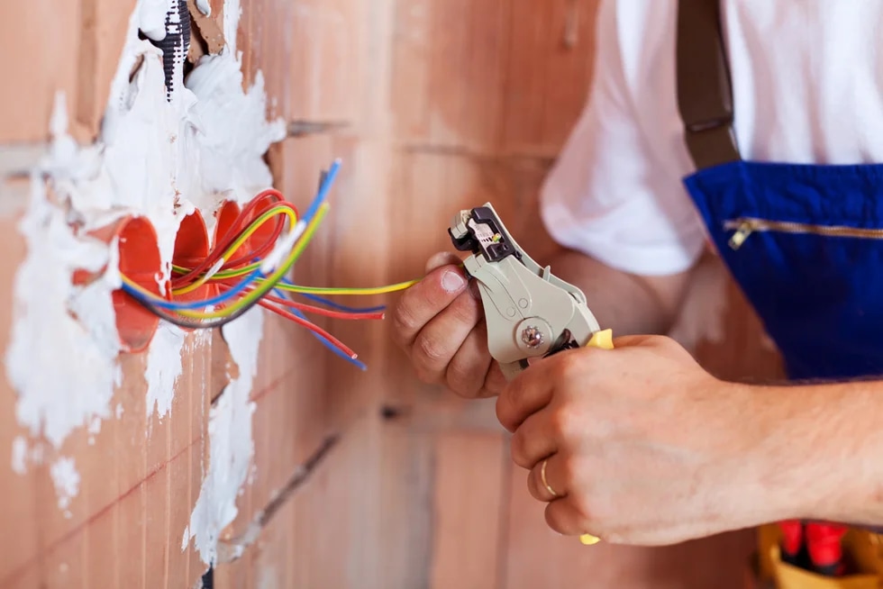 Wie oft sollte eine Prüfung ortsveränderlicher elektrischer Betriebsmittel erfolgen?