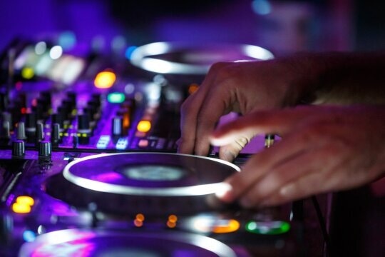 Beats of Bliss: Finden Sie den passenden DJ für Ihre Hochzeit