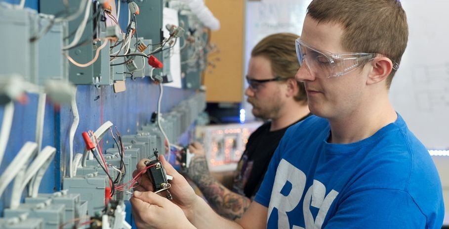 Wie oft sollte eine Prüfung ortsveränderlicher elektrischer Betriebsmittel erfolgen?
