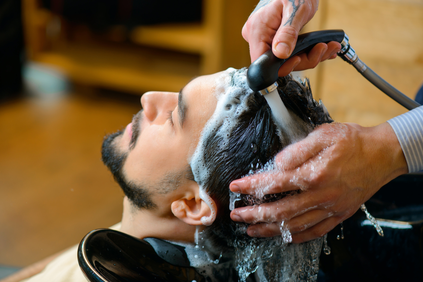 Mit dem richtigen Friseur Haarwaschbecken Wohlfühlmomente schaffen